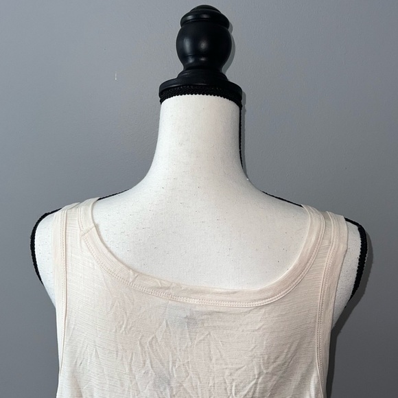 old navy- Cream tank top - Picture 4 of 5